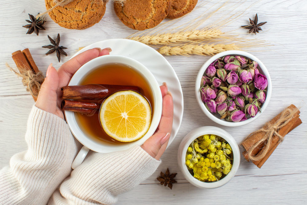 Tisane et plantes médicinales, symbolisant une approche naturelle de la santé.